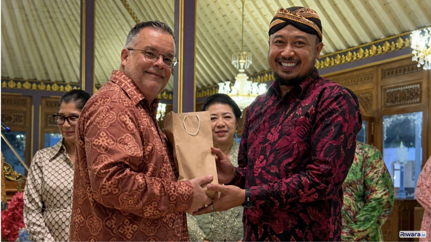 Dubes Chile Mario Ignacio Artaza menyerahkan cindera mata untuk SISKS Paku Buwono XIV saat berkunjung ke Keraton Surakarta